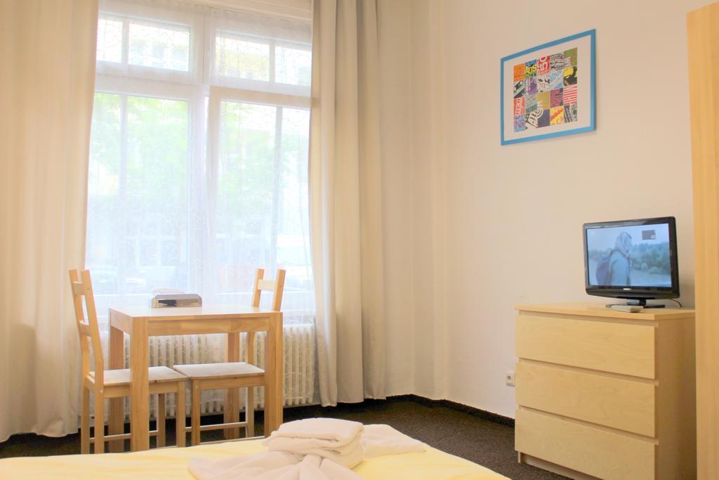Pension Central Hostel Berlino Esterno foto