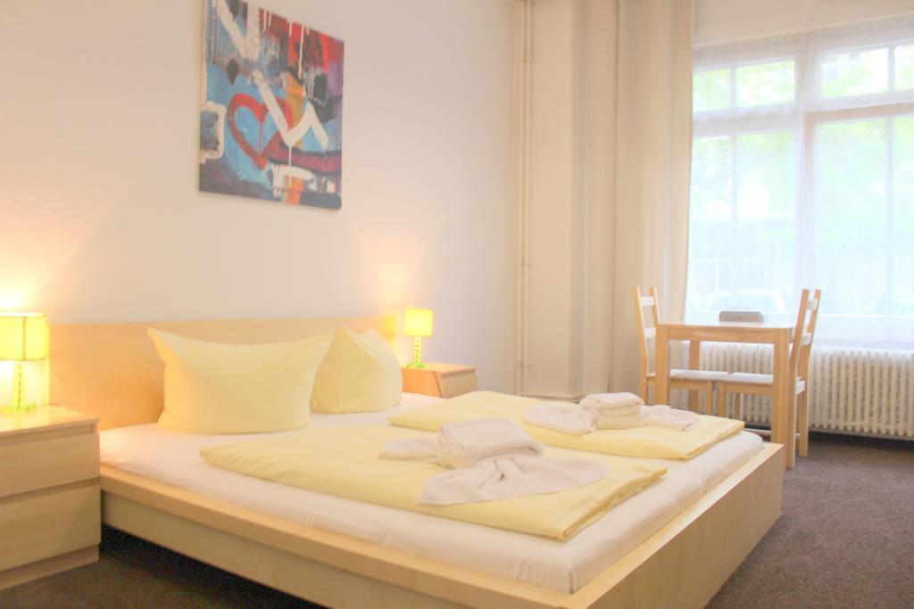 Pension Central Hostel Berlino Esterno foto