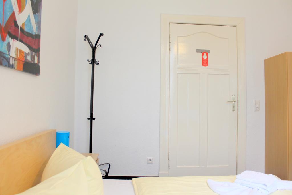 Pension Central Hostel Berlino Esterno foto